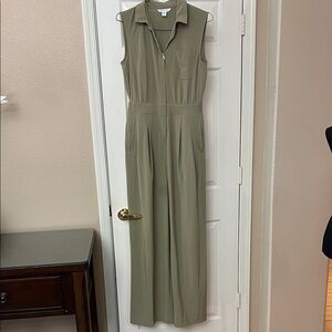 Stylish Tan Jacket with Zipper